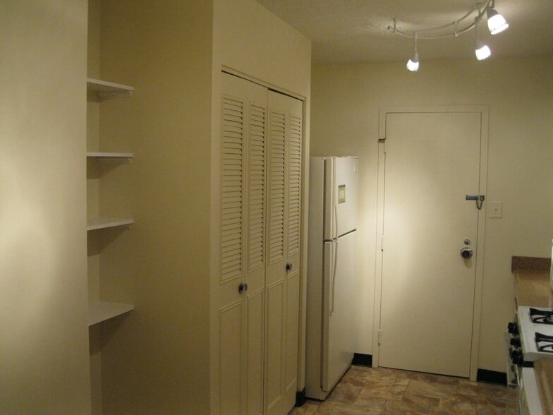 Kitchen - 4401 Roland Ave