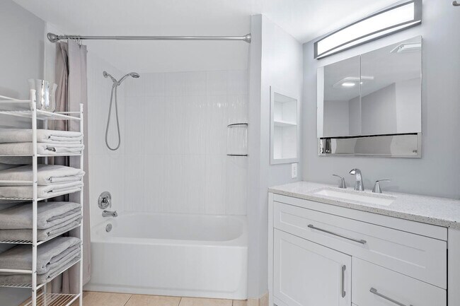 Building Photo - 1400 Crestwood Ct S