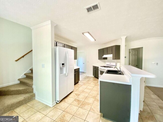 Building Photo - 640 Suwanee Lakes Cir NW