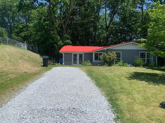 Building Photo - 584 Cedardale Dr