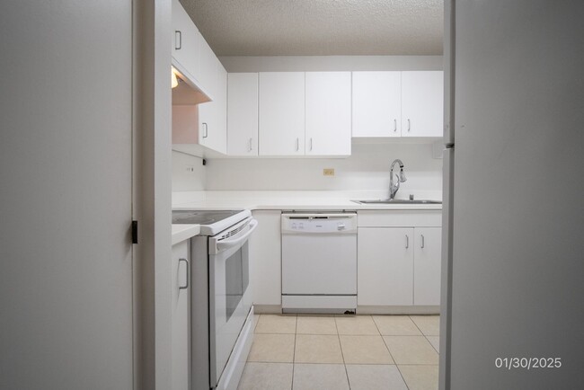 Building Photo - 2 bedroom/2 bath/1 parking in Coral Terrace