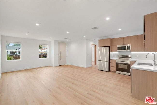 Building Photo - 11025 Blix St
