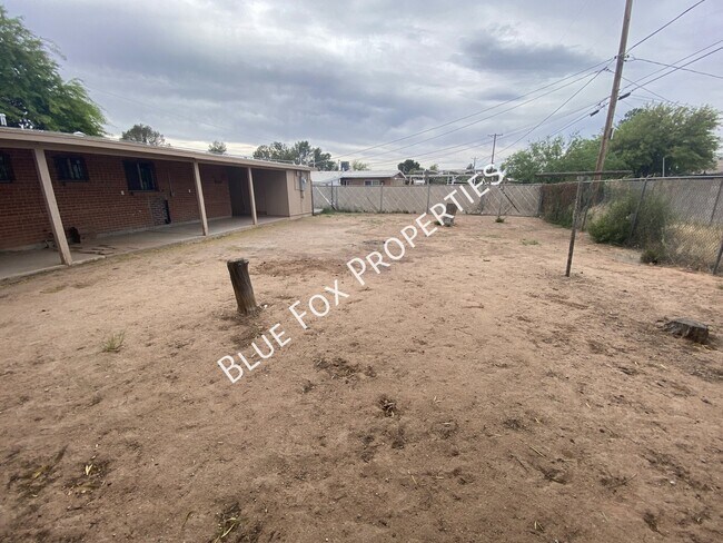 Building Photo - 3807 E Dover Stravenue