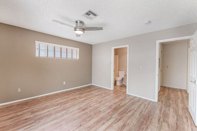 Building Photo - Single Story  2 bedroom and 2 bathroom Con...