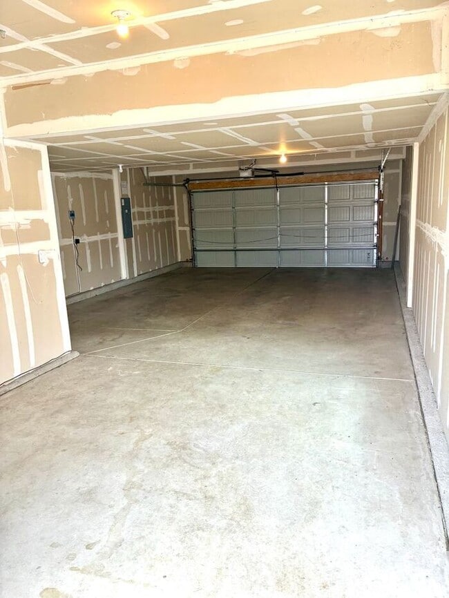 Building Photo - Beautiful 4 Bedroom Two-Story Home in Windsor!