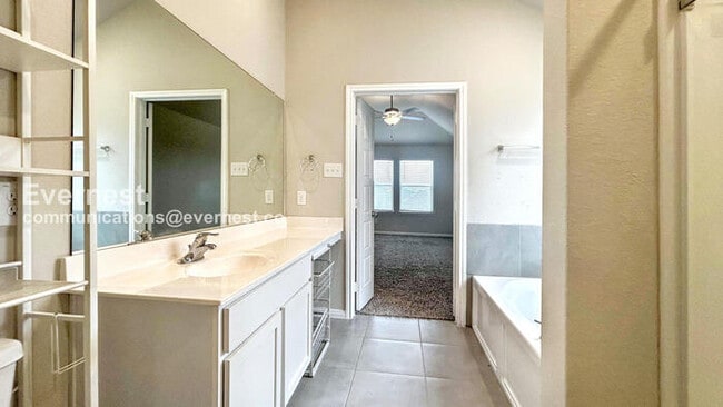 Building Photo - 5 Bed / 2 Bath Home with Fenced Yard & Garage / Pet-Friendly / Vouchers Accepted / Available Now!...