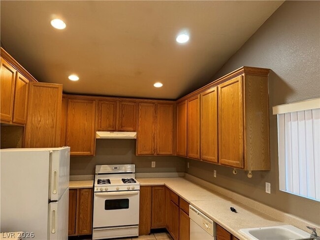 Building Photo - 3736 Rose Canyon Dr