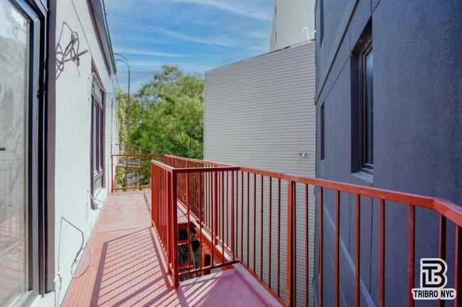 Building Photo - 3 bedroom in Brooklyn NY 11206