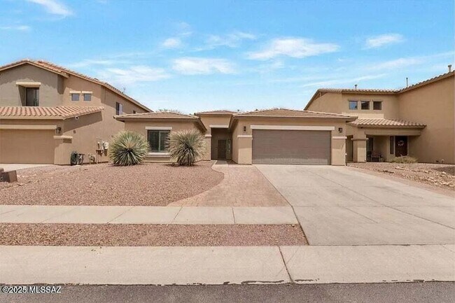 Building Photo - Spacious 3BR House in Sahuarita with Pool!