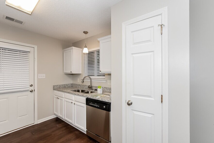 Building Photo - 1002 Great Falls Dr