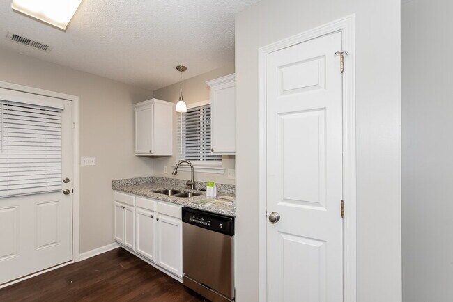 Building Photo - 1002 Great Falls Dr