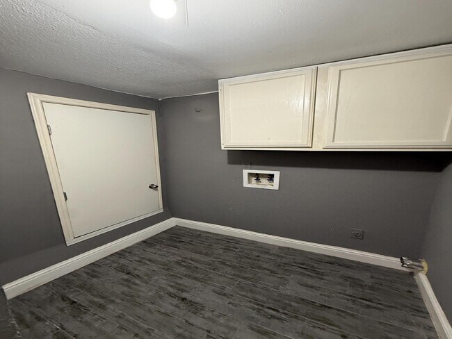 Building Photo - 9400 Doliver Dr