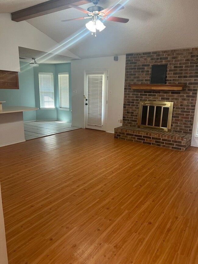 Building Photo - Very Nice 3 Bedroom