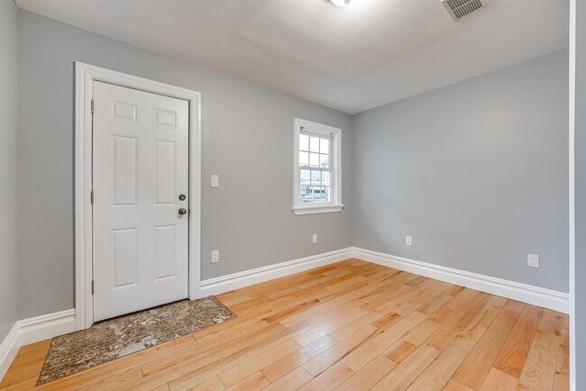 Building Photo - 532 38th St