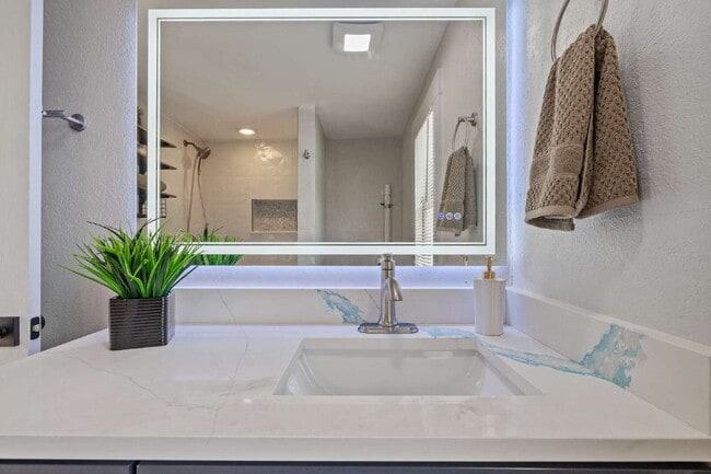 Building Photo - "Charming 2-Bedroom Bungalow in Tampa's Vibrant Heart – Cozy 796 Sq Ft Retreat!"