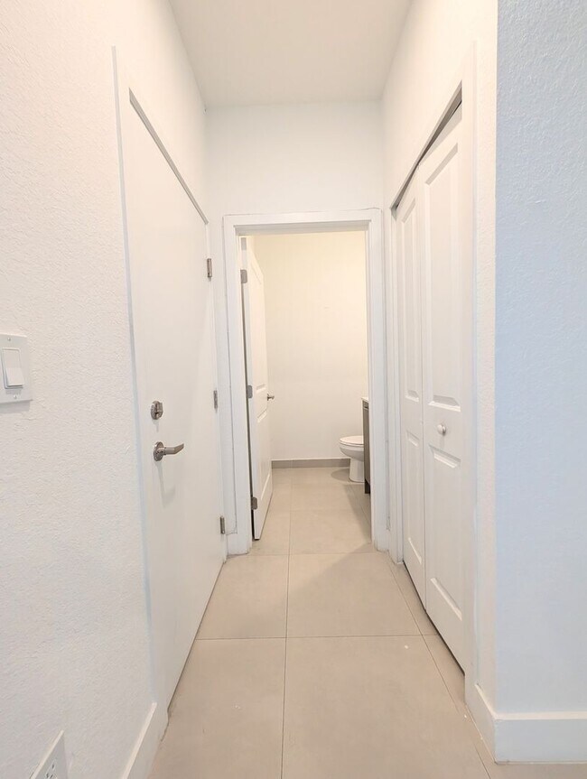 Building Photo - Spacious 3 Bedroom / 3.5 Bathroom Townhome for Rent – Miami