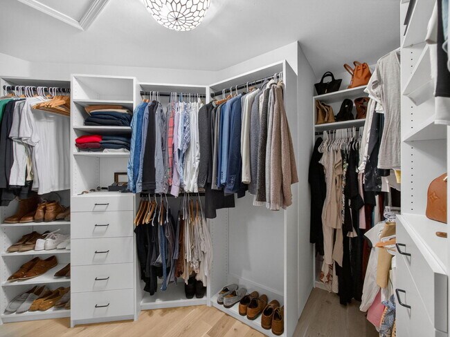 Building Photo - 6017 Newport Village Way