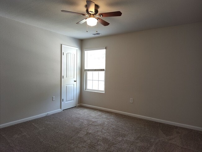Building Photo - Beautiful, ready to move in home in Creedm...