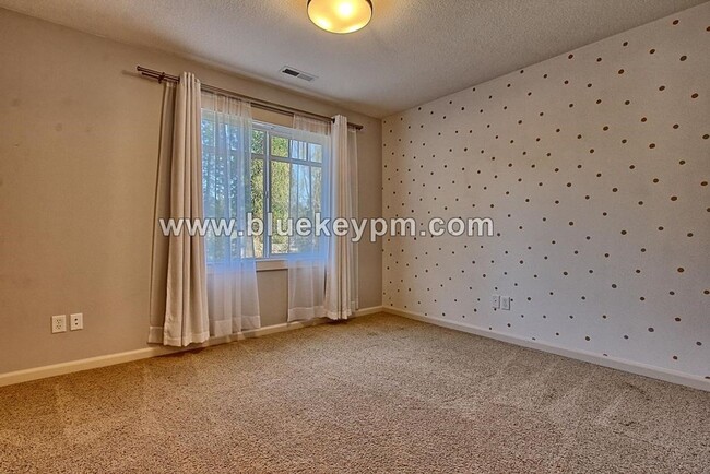 Building Photo - 3 Bed, 3 Baths Home in Cedar Mill