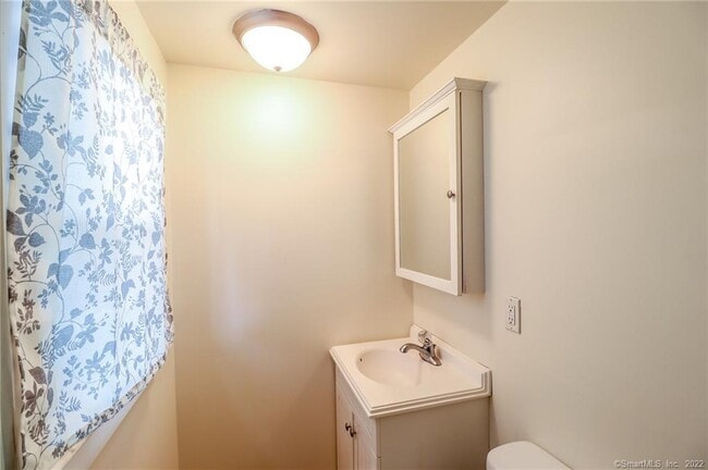 Building Photo - 24 Elm St