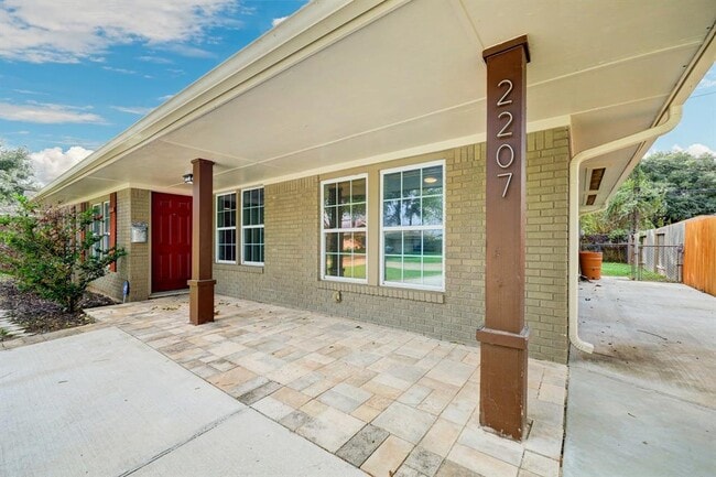 Building Photo - 2207 Stonecrest Dr
