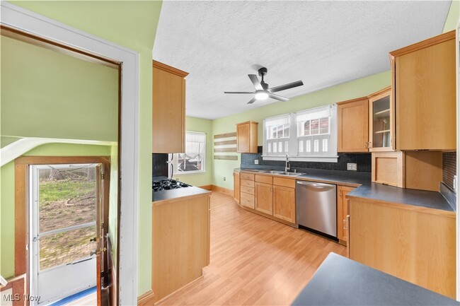 Building Photo - 2580 Whitelaw St