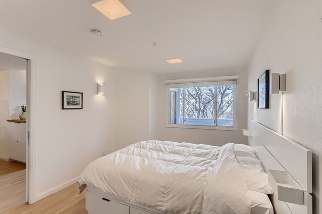 Building Photo - Pearl Street 1BR | Walkable, Remodeled, Covered Parking