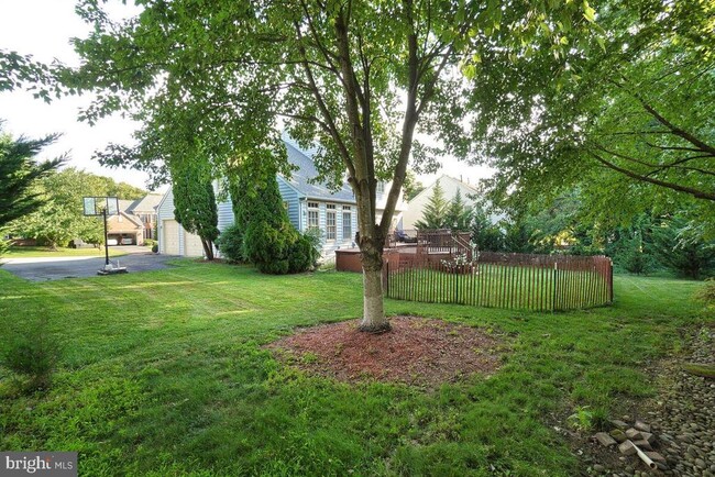 Building Photo - 6430 Bellevue Pl