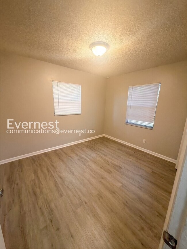 Building Photo - 3 Bed, 2 Bath Home with Garage / Pet-Friendly / Coming Soon!