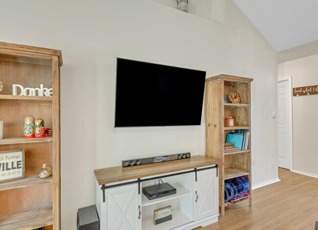 Building Photo - 4501 Parkwood Square