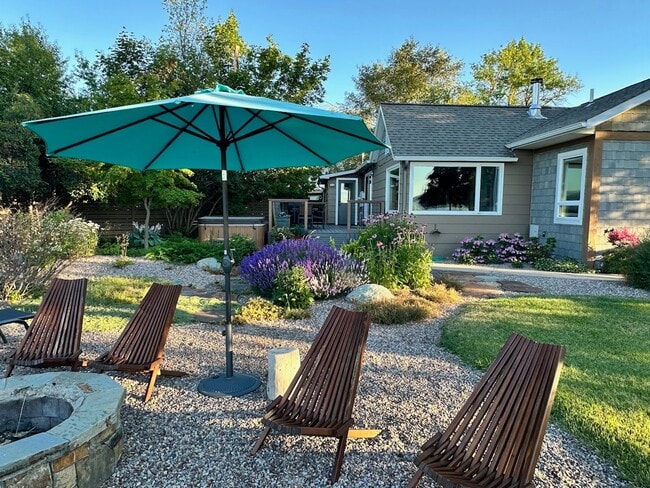 Building Photo - Fully Furnished House with lake views and ...