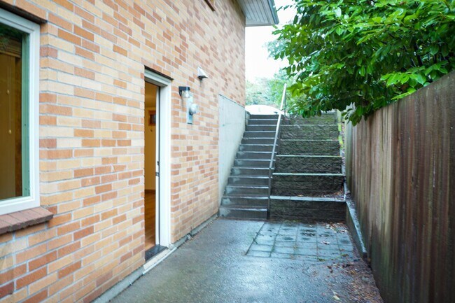 Building Photo - Close-in SE: Nicely Renovated Mid-Century 3-Bed w/Full Basement!