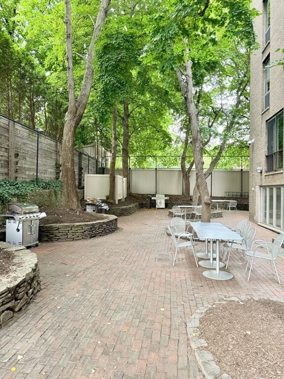 Building Photo - 33 Pond Ave