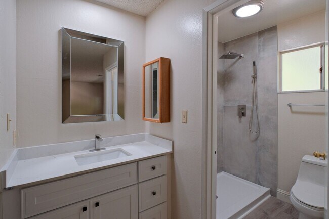 Building Photo - Gorgeous 3 Bedroom, 2 Bath home in great location