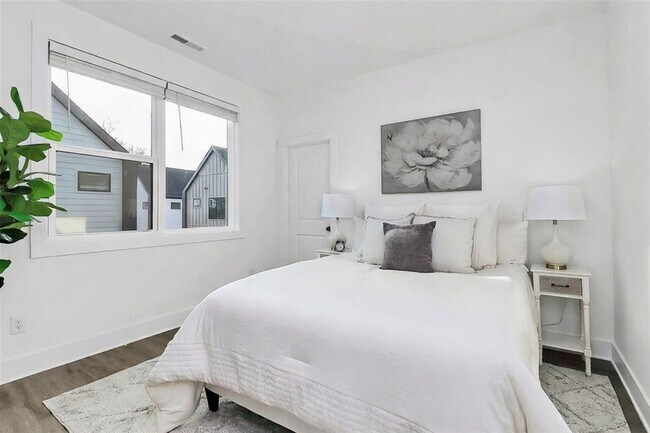 Building Photo - 206 Nelson Ave