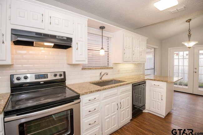 Building Photo - 5917 Hollytree Dr