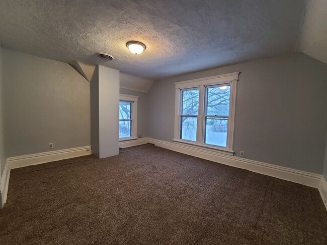 Building Photo - Spacious 5-bedroom, 2-bathroom home in Baroda