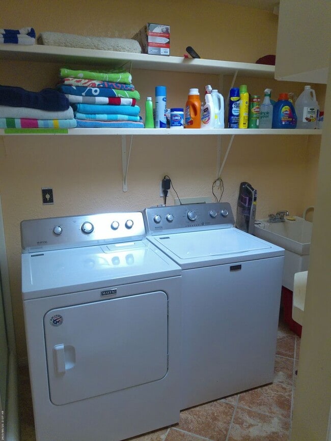 Building Photo - Entertainers Delight Beautiful Pool home Available May 12 to Sept 15, 2026