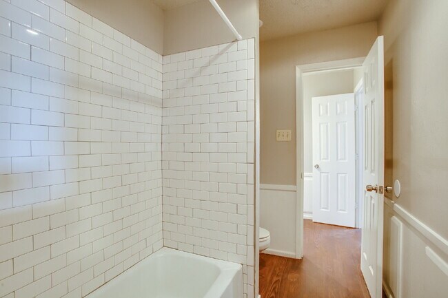Building Photo - Updated 2 bedroom in Miller School District!