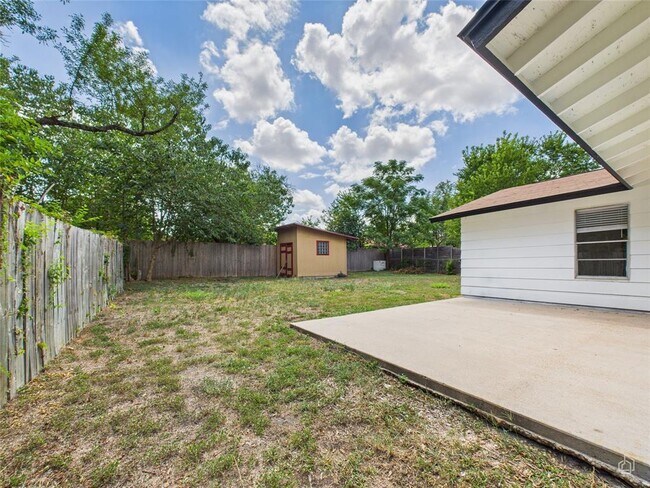 Building Photo - 5809 Glenhollow Path