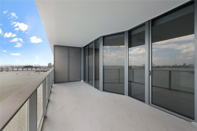 Building Photo - 700 NE 24th St