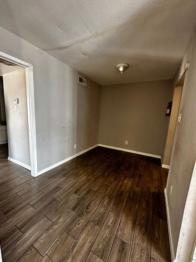Building Photo - 1 Bed, 1 Bath condo
