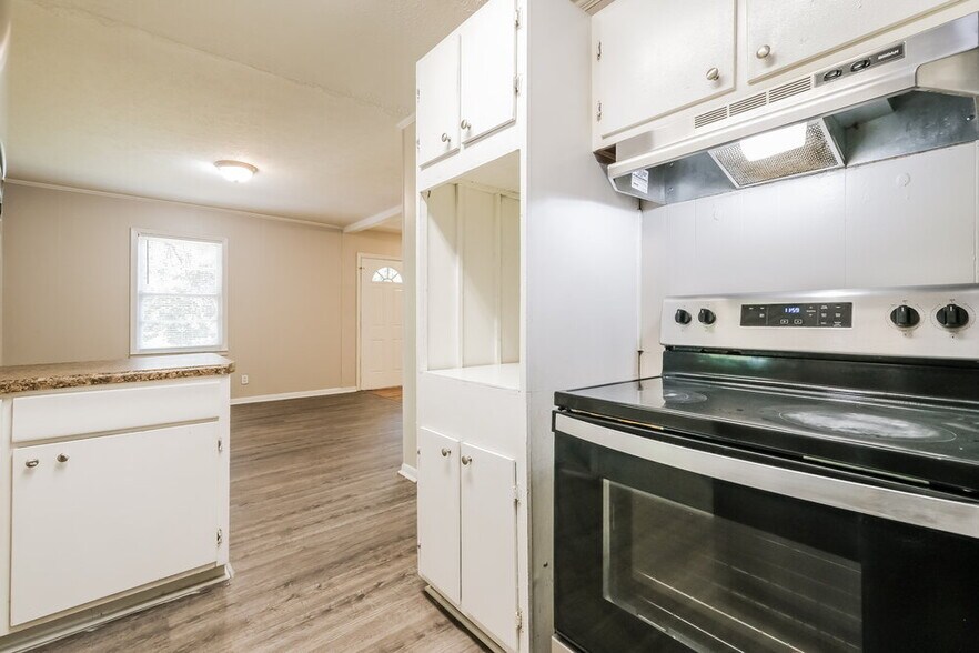 Building Photo - 6103 Blackhawk Trail SE