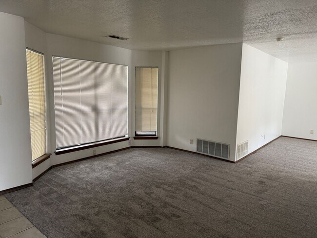 Building Photo - 4 Br, 1.75 Ba, 2 living areas, formal dining room, 2 CG, nice yards, storage shed
