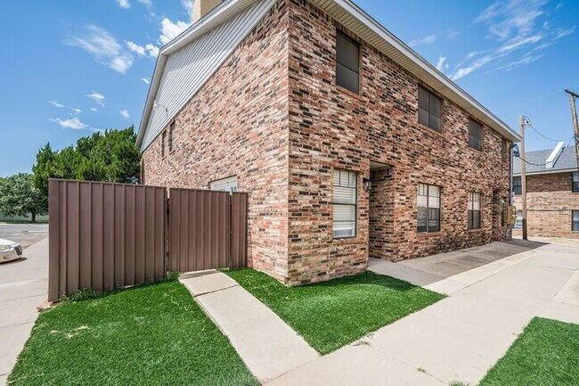 Building Photo - NOW LEASING : 3 Bed 2.5 Bath Townhouses