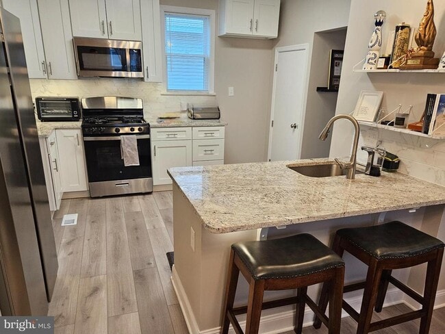 Building Photo - 404 W Wayne Ave