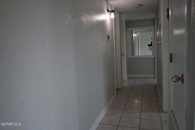 Building Photo - 906 Geronimo Dr