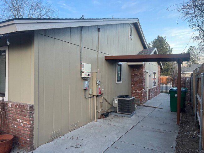 Building Photo - Beautiful FULLY FURNISHED Single Level 4/2 Home in South West Reno