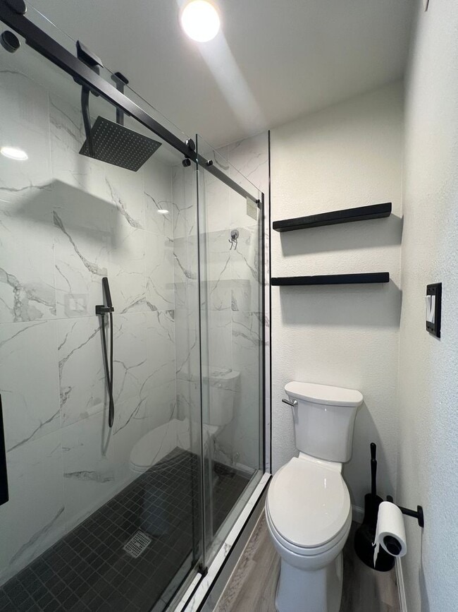 Building Photo - NICE 2 BEDROOM TOWNHOME!