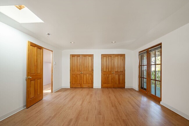 Building Photo - Rustic Loft-Style Home in Arroyo Hondo